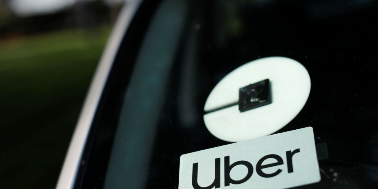 Conductores de Uber demandan que se les considere contratistas independientes