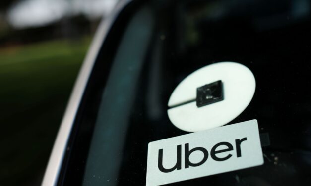 Conductores de Uber demandan que se les considere contratistas independientes