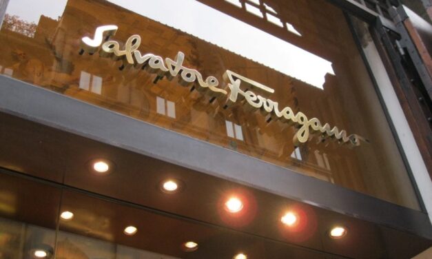 Amazon y Ferragamo demandan a varias empresas y personas por productos falsificados