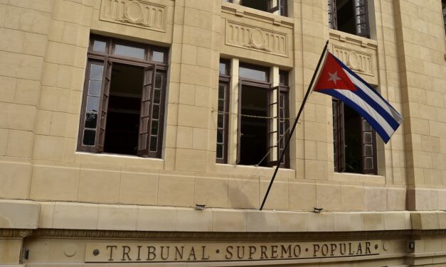 Sentencias de prisión y arresto domiciliario en juicios sumarios para decenas de manifestantes cubanos